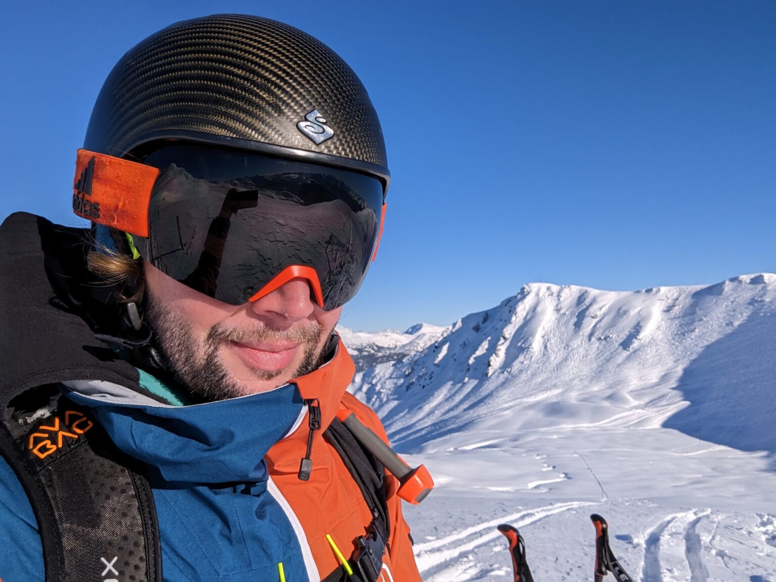 Bergführer Sebastian Fuchs mit Helm und Skibrille auf Skitour im Winter